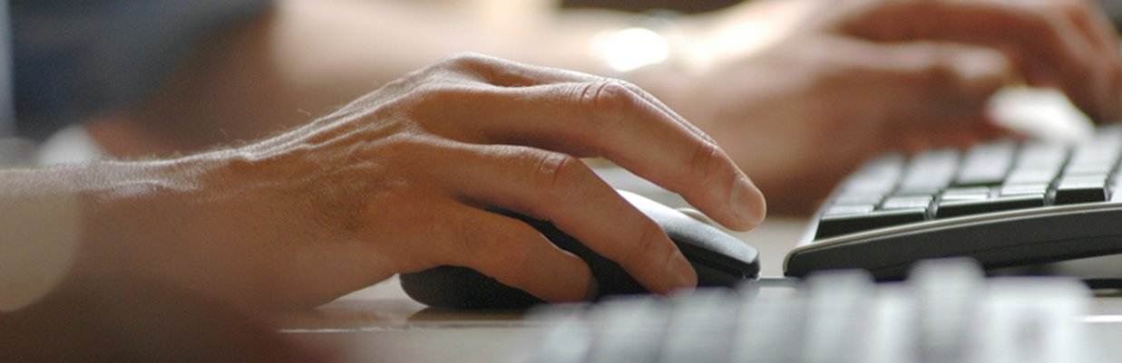 Hände auf Maus und Tastatur
