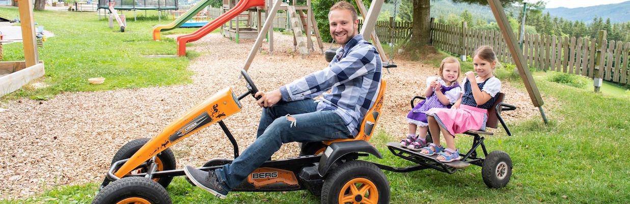 © Niki Pommer Reise Familienhotel-Berger_Spielplatz-Gokart_TITEL.jpeg