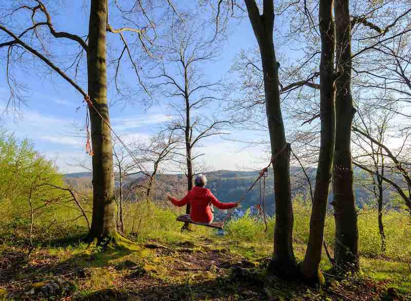 © Thomas Geiger Wolkenlos_Franken2021_Schaukel_mit_Aussicht.jpg