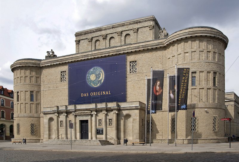 © LDA Sachsen-Anhalt / Foto: A. Hörentrup Wolkenlos_Sachsen Anhalt__Himmelsscheibe_Landesmuseum.jpg